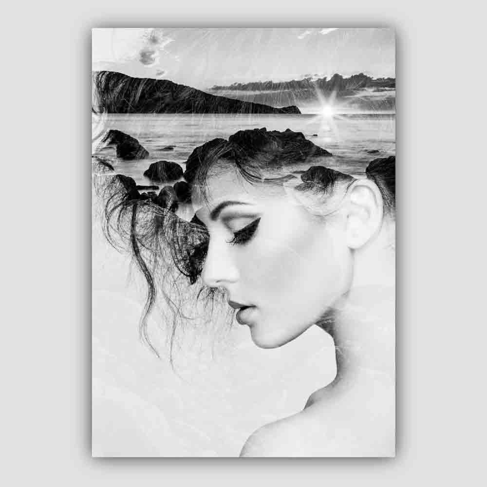Abstraktes Schwarz-Weiß-Foto einer Frau am Strand (Kunstdruck)