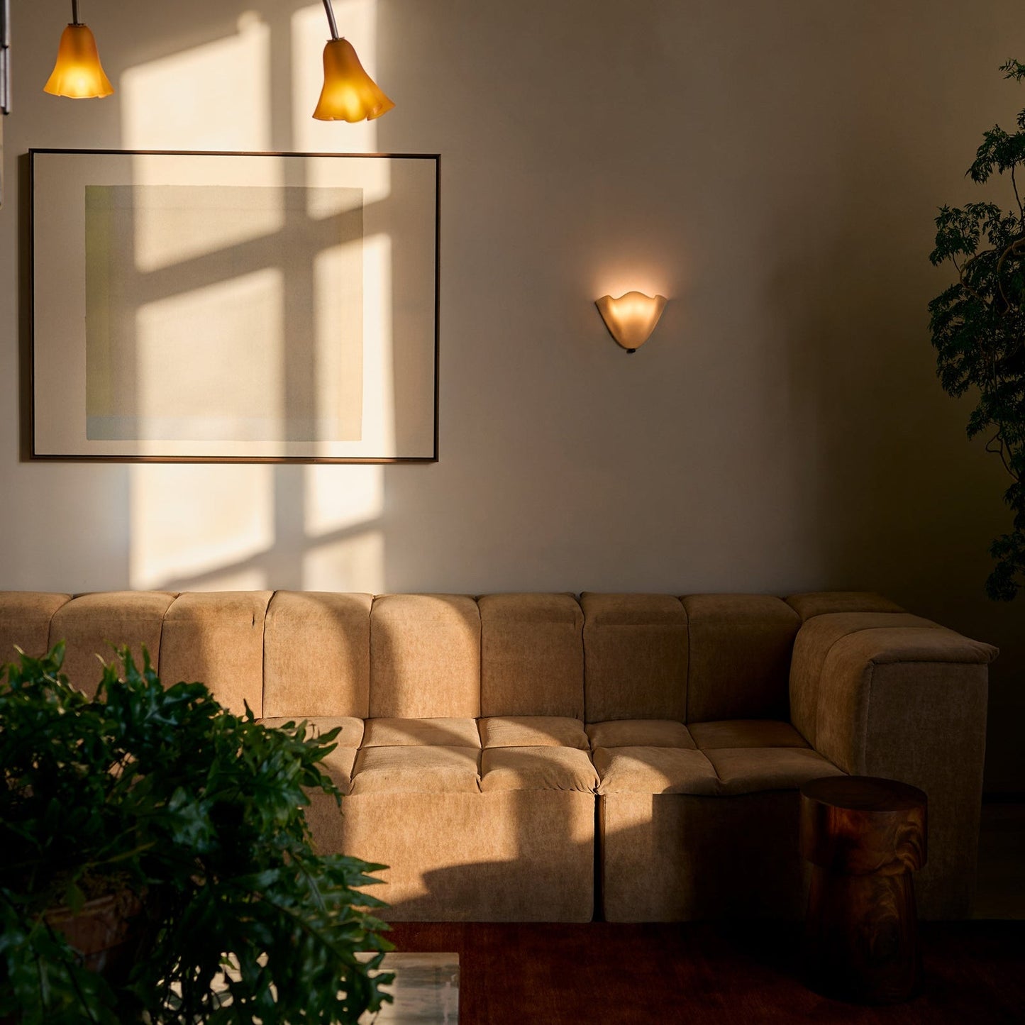 Brehn | Retro Wandleuchte aus farbigem Glas im rockförmigen Schalenmuster