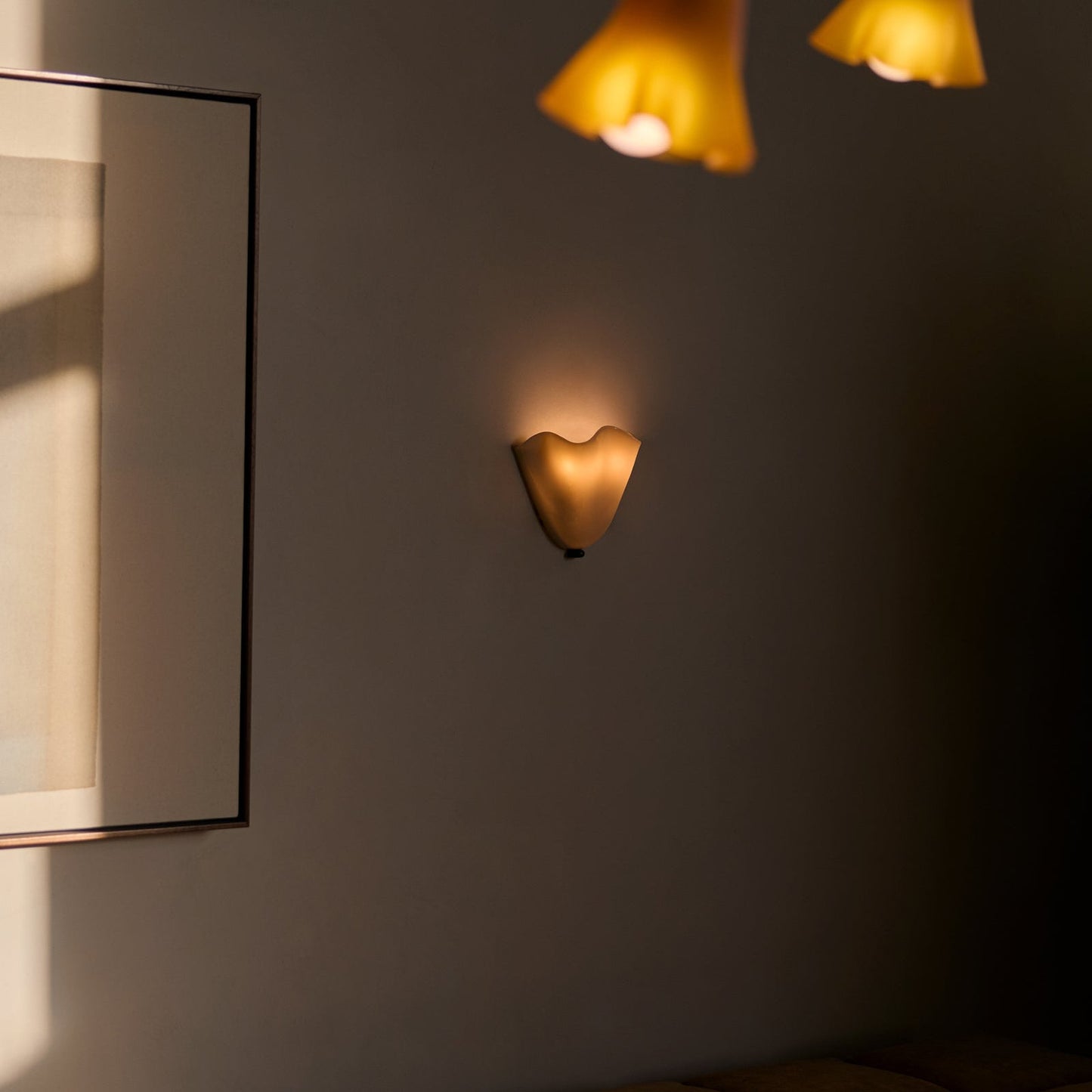 Brehn | Retro Wandleuchte aus farbigem Glas im rockförmigen Schalenmuster