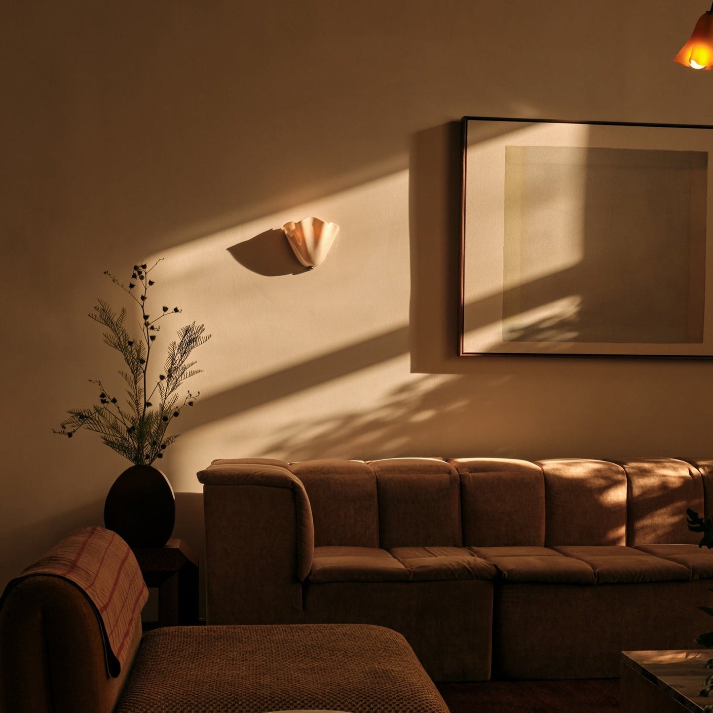 Brehn | Retro Wandleuchte aus farbigem Glas im rockförmigen Schalenmuster