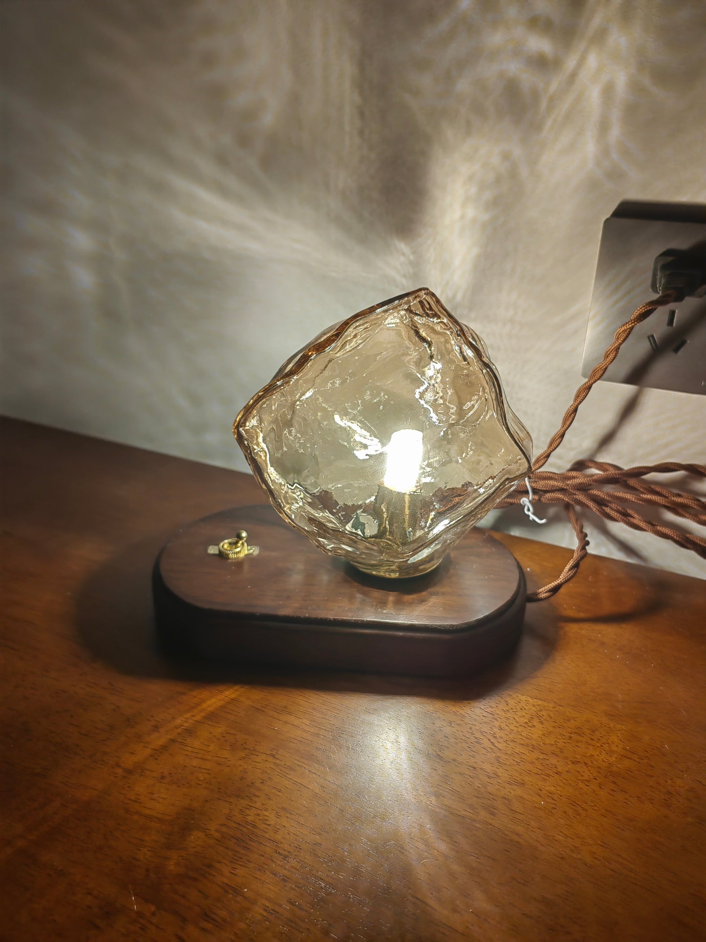 Brehn | GlowCraft Tischlampe - Elegante kabellose Tischlampe mit Bewegungssensor