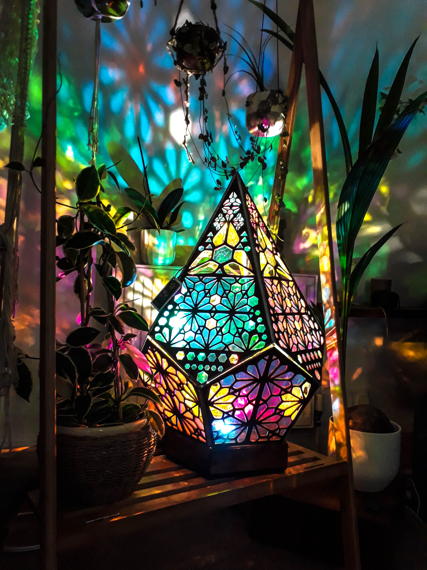 Buntglas Style LED Tischlampe - LumiAura | Brehn