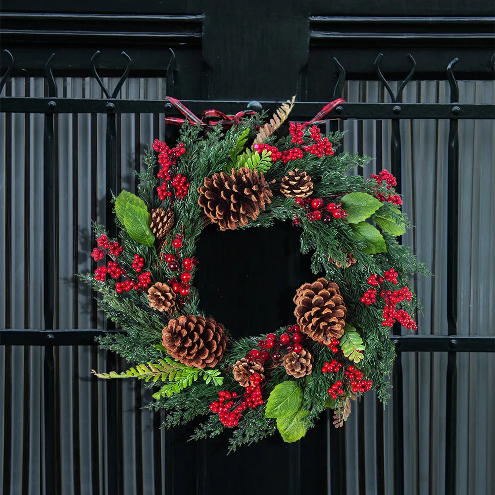 Brehn | Weihnachtskranz mit roten Beeren und grünen Zypressenblättern – Perfekte saisonale Dekoration