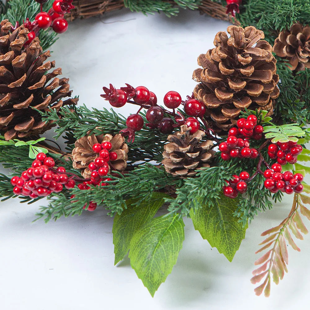 Brehn | Weihnachtskranz mit roten Beeren und grünen Zypressenblättern – Perfekte saisonale Dekoration