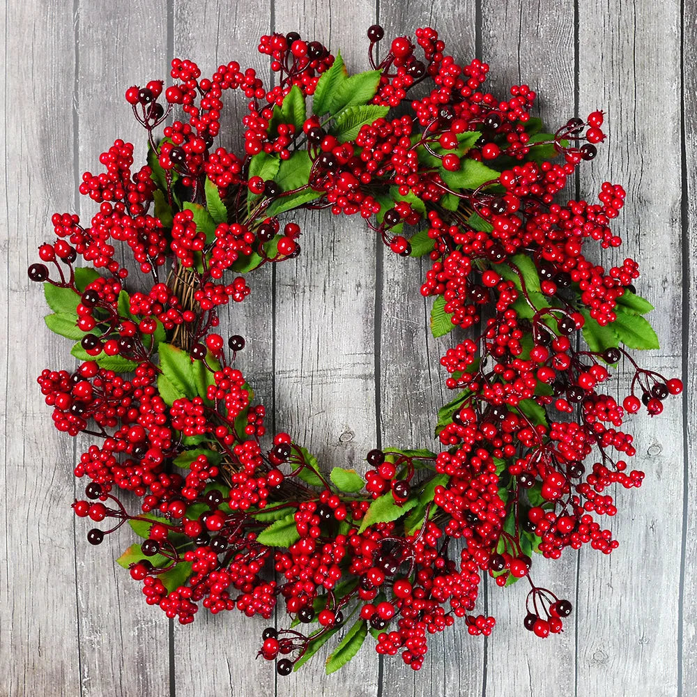 Brehn | Weihnachtskranz mit roten Beeren und grünen Zypressenblättern – Perfekte saisonale Dekoration