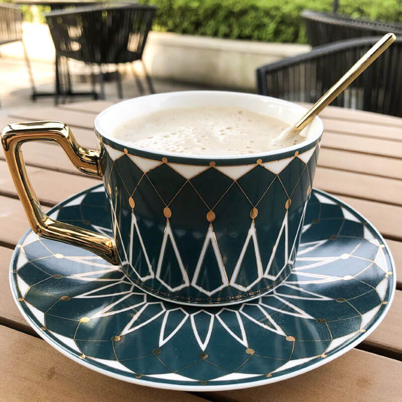 Quadratischer Kaffeebecher mit Retro-Muster