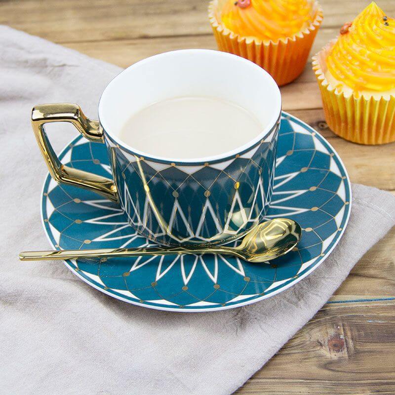 Quadratischer Kaffeebecher mit Retro-Muster