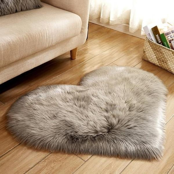 Love Herzförmiger Faux Schafpelz Teppich | Brehn