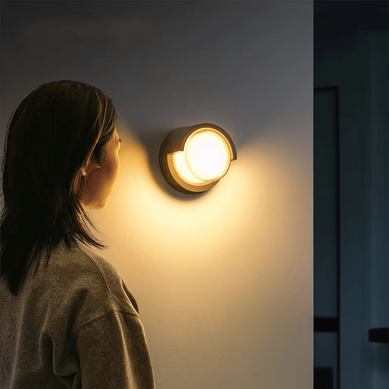 Moderne LED-Außenwandleuchte mit Bewegungsmelder
