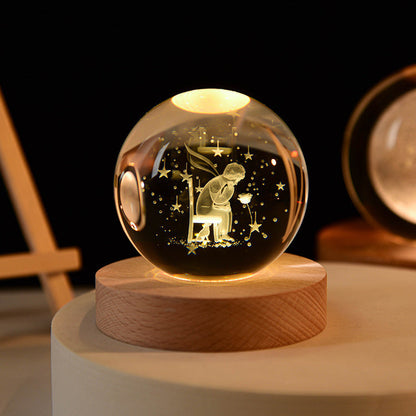 Leuchtende Kristallkugel mit LED – Dekorative 3D-Glaskugel mit Galaxie-Design und Holzsockel | Brehn