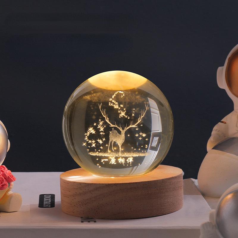 Leuchtende Kristallkugel mit LED – Dekorative 3D-Glaskugel mit Galaxie-Design und Holzsockel | Brehn
