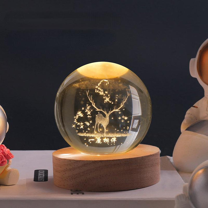 Leuchtende Kristallkugel mit LED – Dekorative 3D-Glaskugel mit Galaxie-Design und Holzsockel | Brehn