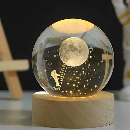 Leuchtende Kristallkugel mit LED – Dekorative 3D-Glaskugel mit Galaxie-Design und Holzsockel | Brehn