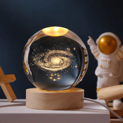 Leuchtende Kristallkugel mit LED – Dekorative 3D-Glaskugel mit Galaxie-Design und Holzsockel | Brehn
