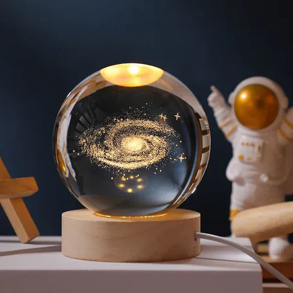 Leuchtende Kristallkugel mit LED – Dekorative 3D-Glaskugel mit Galaxie-Design und Holzsockel | Brehn