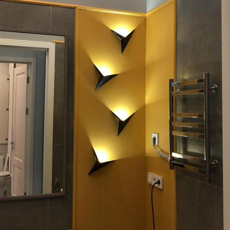 Minimalistische Dreieckige LED Wandleuchte | Modernes Design in Schwarz/Weiß | Perfekt für Wohnzimmer und Badezimmer | Brehn