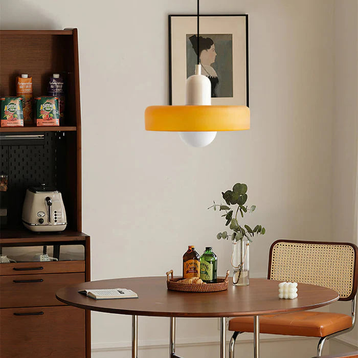 Bunte Glas-Pendelleuchte im Bauhaus-Stil