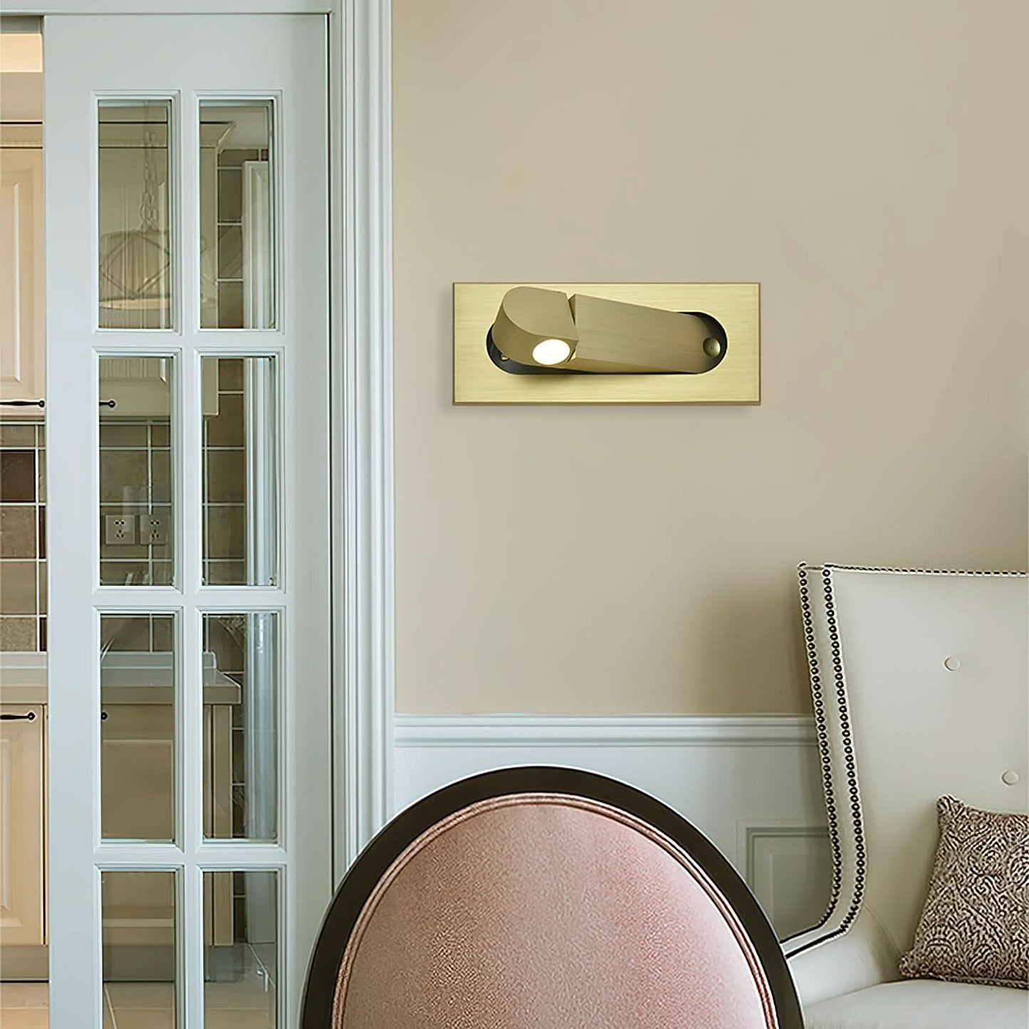 Verstellbare LED-Wandleseleuchte am Bett