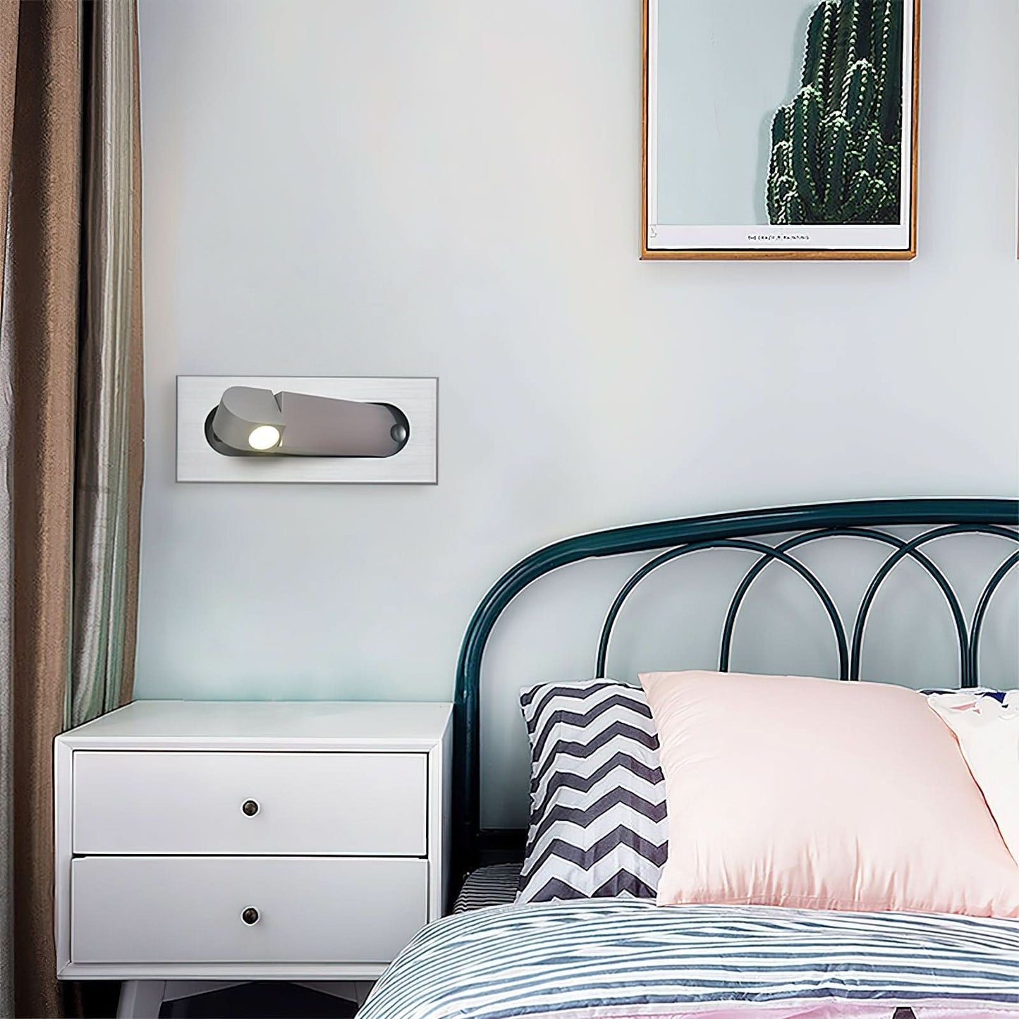 Verstellbare LED-Wandleseleuchte am Bett