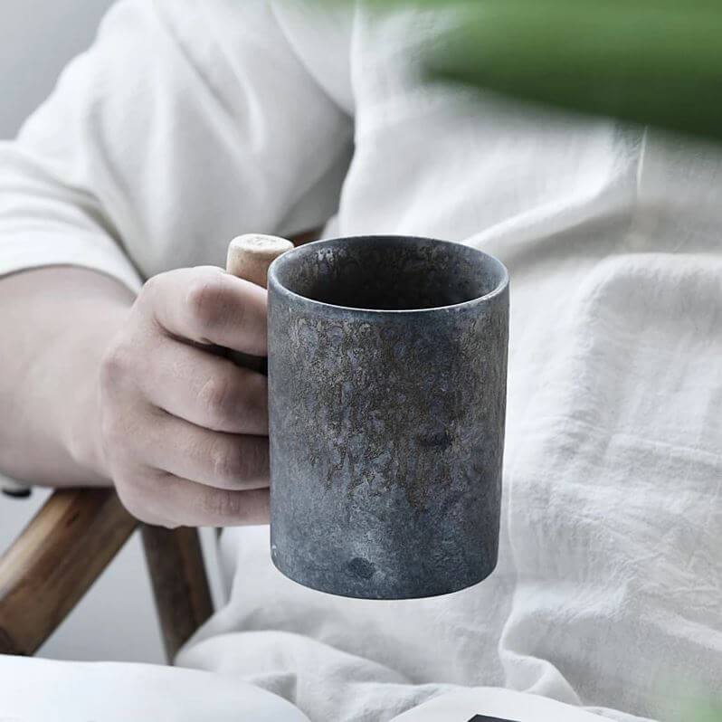 Grobkeramiktasse mit Holzhantel | Brehn