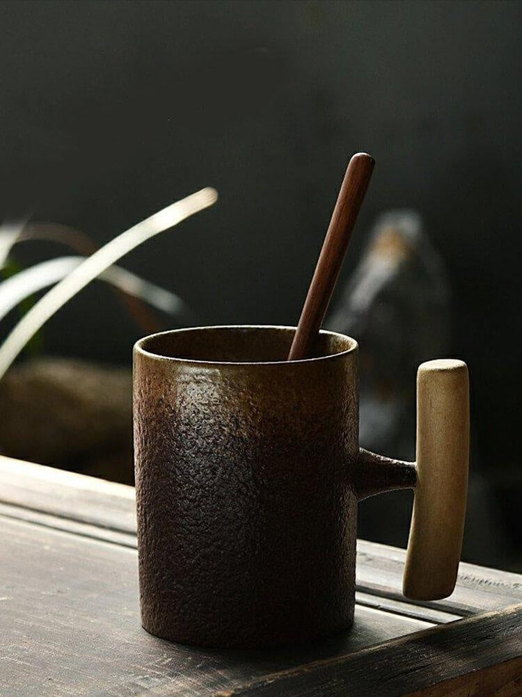 Grobkeramiktasse mit Holzhantel | Brehn