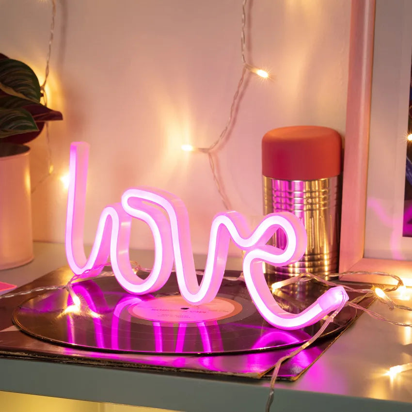 Brehn | Liebe Neon Buchstaben | Erstelle eine romantische Szene