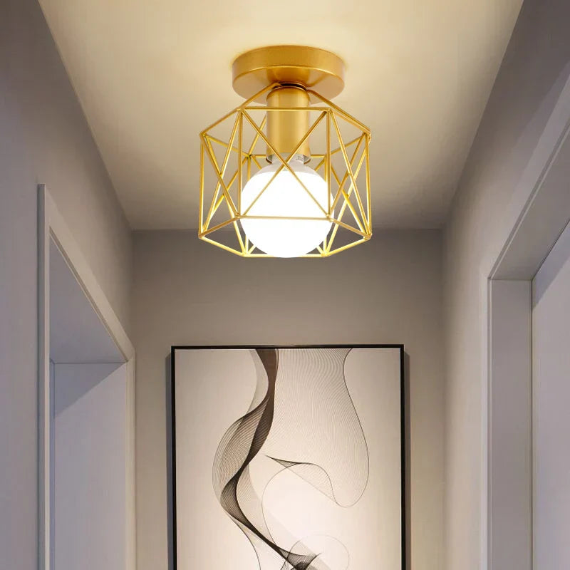 Moderne Deckenleuchte mit goldenem Metallgitter – Stilvolle Beleuchtung für Flur und Wohnzimmer | Brehn