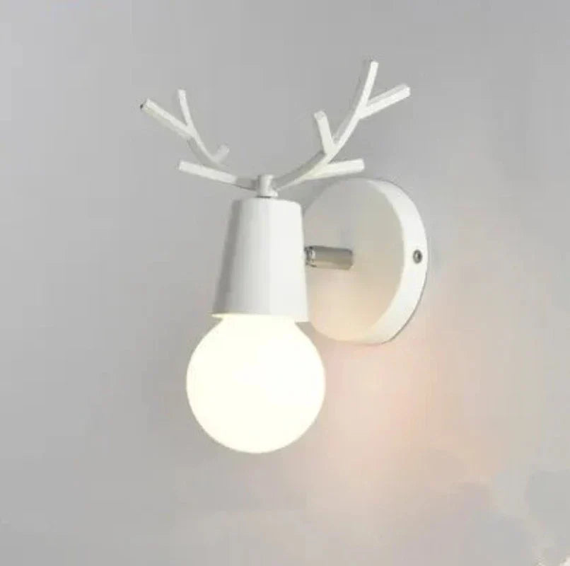 Moderne Geweih Wandleuchte – Holz und Metall LED Licht für Kinderzimmer & Wohnzimmer | Brehn