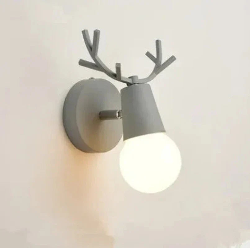 Moderne Geweih Wandleuchte – Holz und Metall LED Licht für Kinderzimmer & Wohnzimmer | Brehn