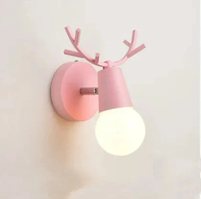 Moderne Geweih Wandleuchte – Holz und Metall LED Licht für Kinderzimmer & Wohnzimmer | Brehn
