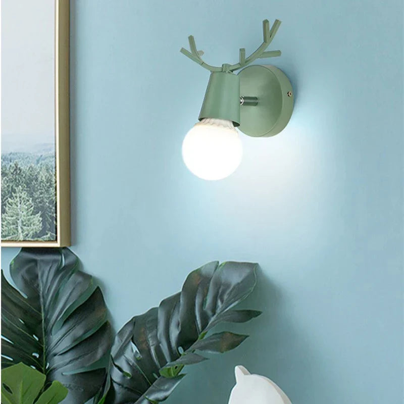 Moderne Geweih Wandleuchte – Holz und Metall LED Licht für Kinderzimmer & Wohnzimmer | Brehn