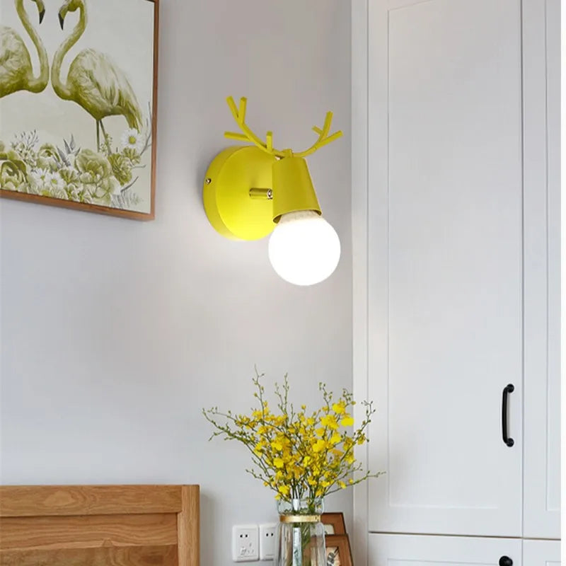 Moderne Geweih Wandleuchte – Holz und Metall LED Licht für Kinderzimmer & Wohnzimmer | Brehn