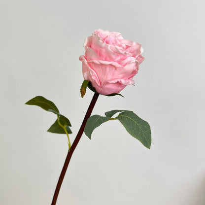 Natürlich aussehende Blumen Dekoration