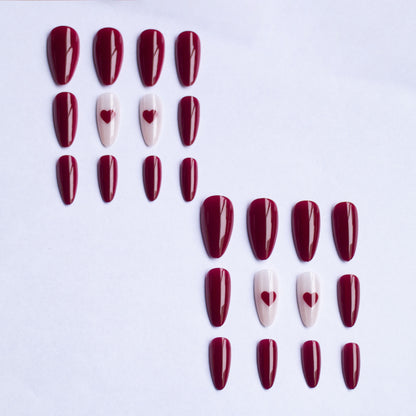 Herzverzierte Gel-Nagelkunst