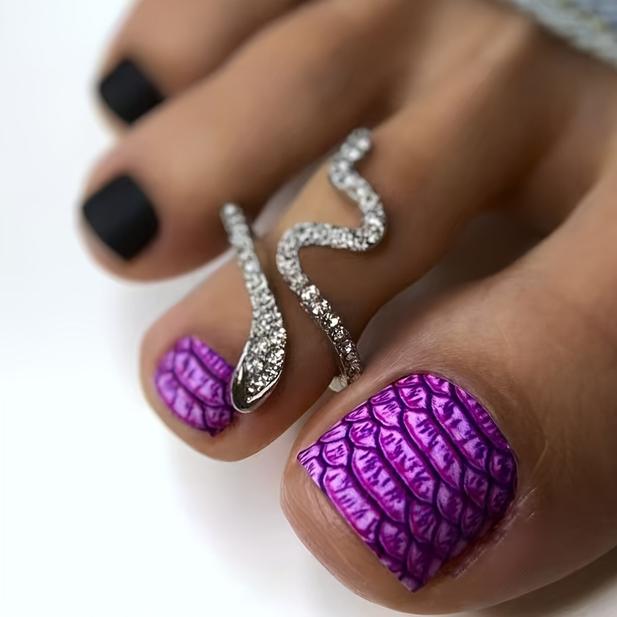 Kunstnägel mit Glamourösem Schlangenmotiv Brehn