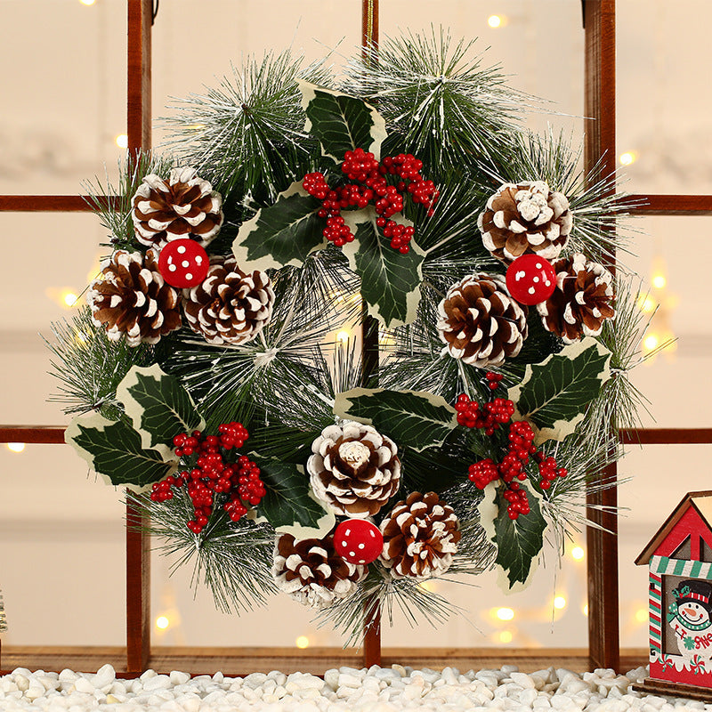 Festlicher Weihnachtskranz mit Tannenzapfen und Beeren Brehn