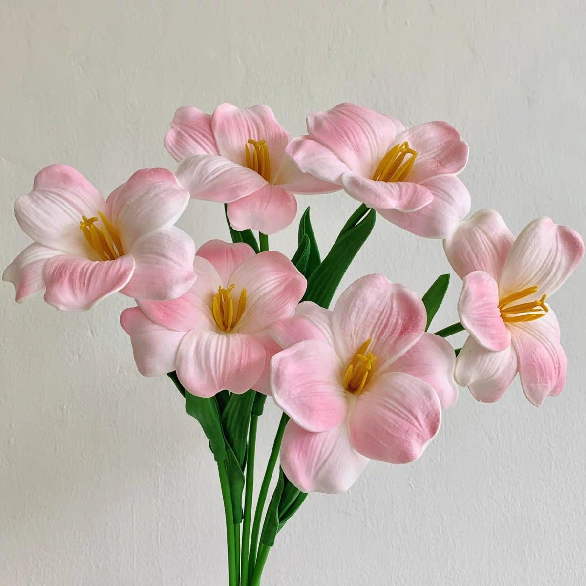 Lebensechte dekorative Blumenarrangement