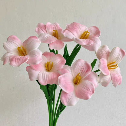 Lebensechte dekorative Blumenarrangement