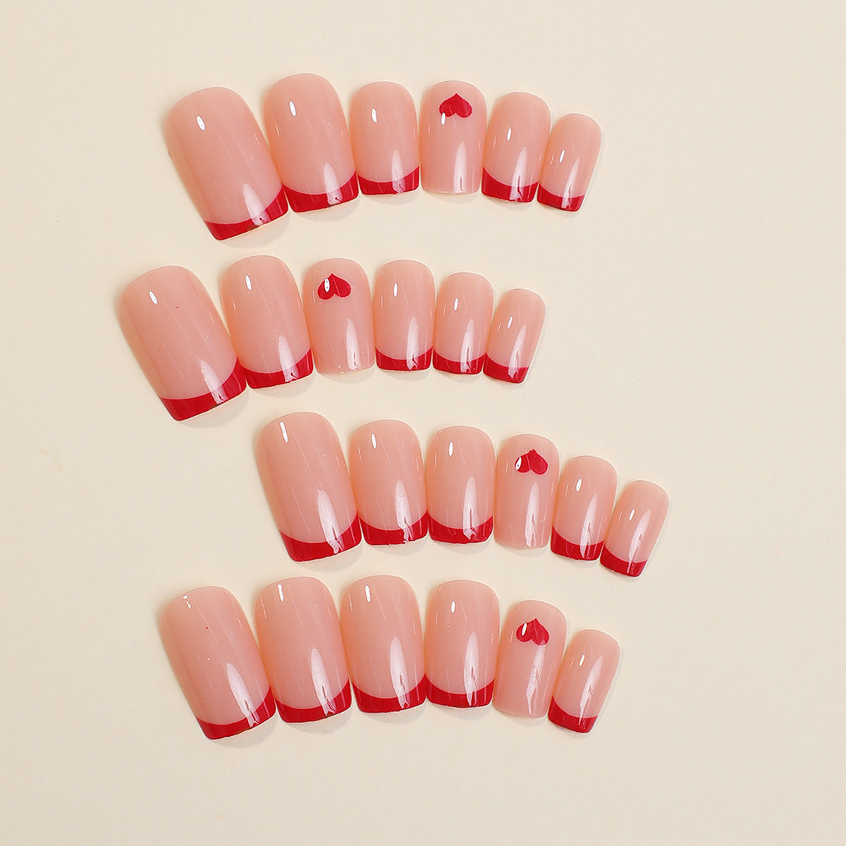 Kreatives Kunstnagelset mit Herzakzenten Brehn