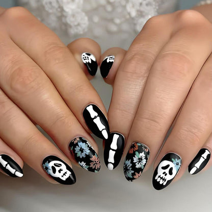 Kunstnagelset mit gruseligen Halloween-Motiven und floralen Verzierungen Brehn