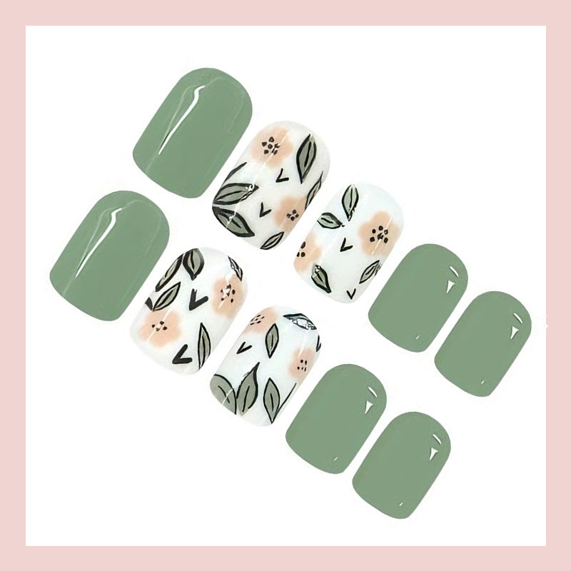 Kunstnagelset mit eleganten floralen Mustern und modernem Design Brehn