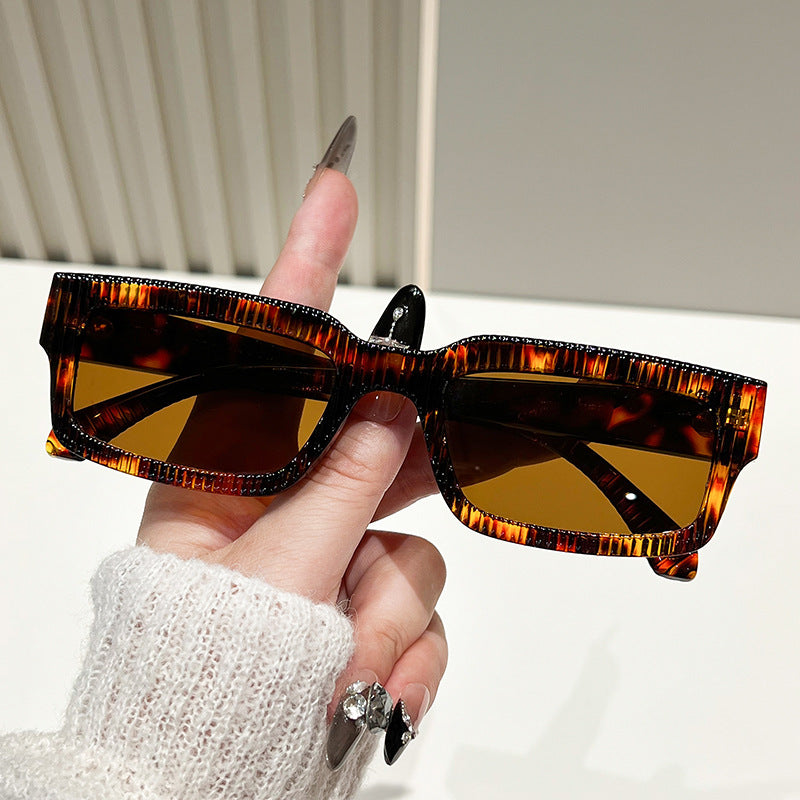 Damen stylische Sonnenbrille mit strukturiertem Rahmen Brehn