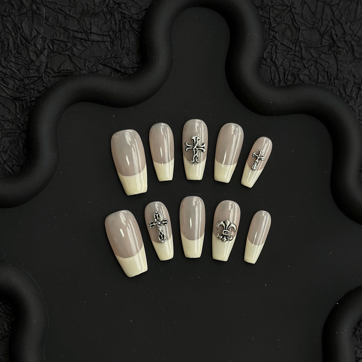 Handgefertigte Druck-Nägel mit Kreuz- und Fleur-de-Lis-Design