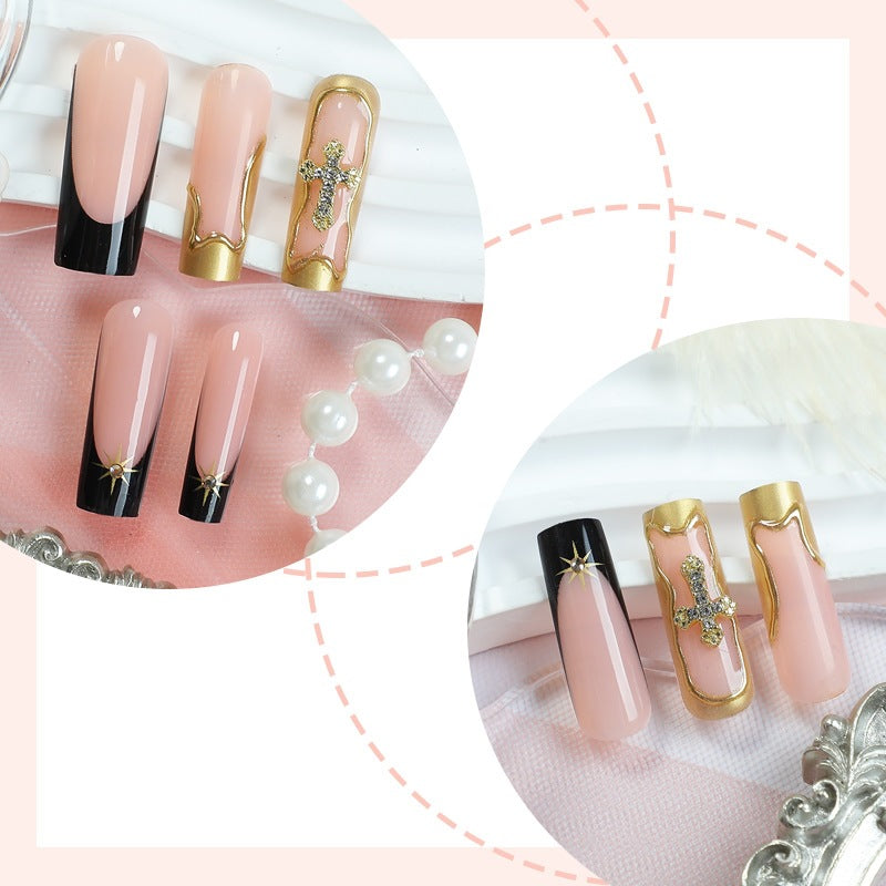 Kunstnagelset mit elegantem Schwarz-Blush-Design und 3D-Akzenten Brehn