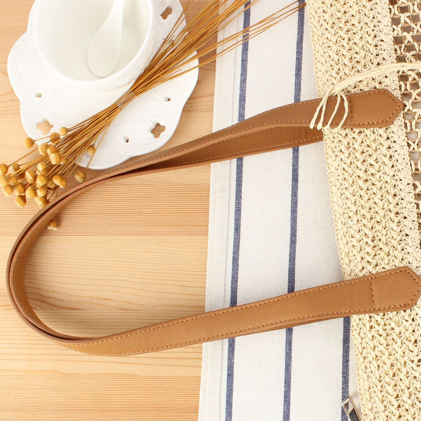 Handtasche Aus Natürlichem Geflochtenem Material mit Eleganten Lederriemen Brehn