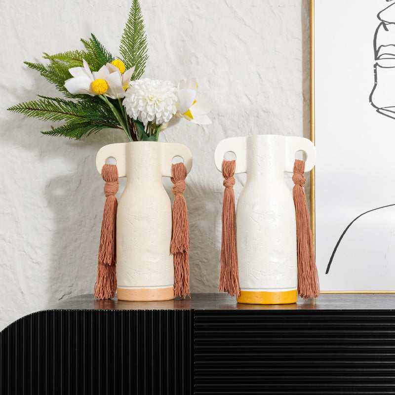 Dekorative Kunstvase mit Quasten