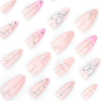 Kunstvolle Nagelkunst mit filigranen Designs und Glitzerakzenten Brehn