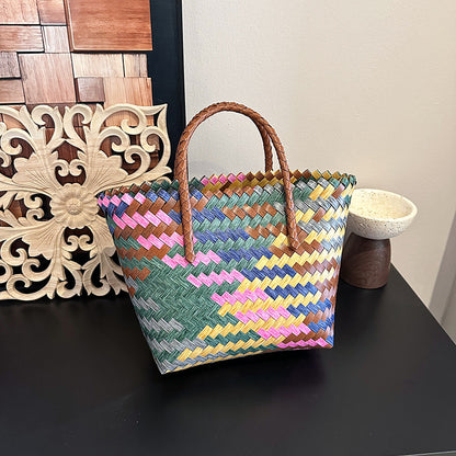 Handgewebte mehrfarbige Strohtasche