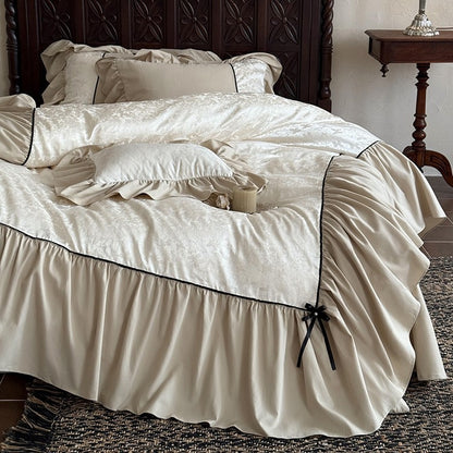 Romantische Bettgarnitur mit Volant, Jacquard-Relief und Zierband