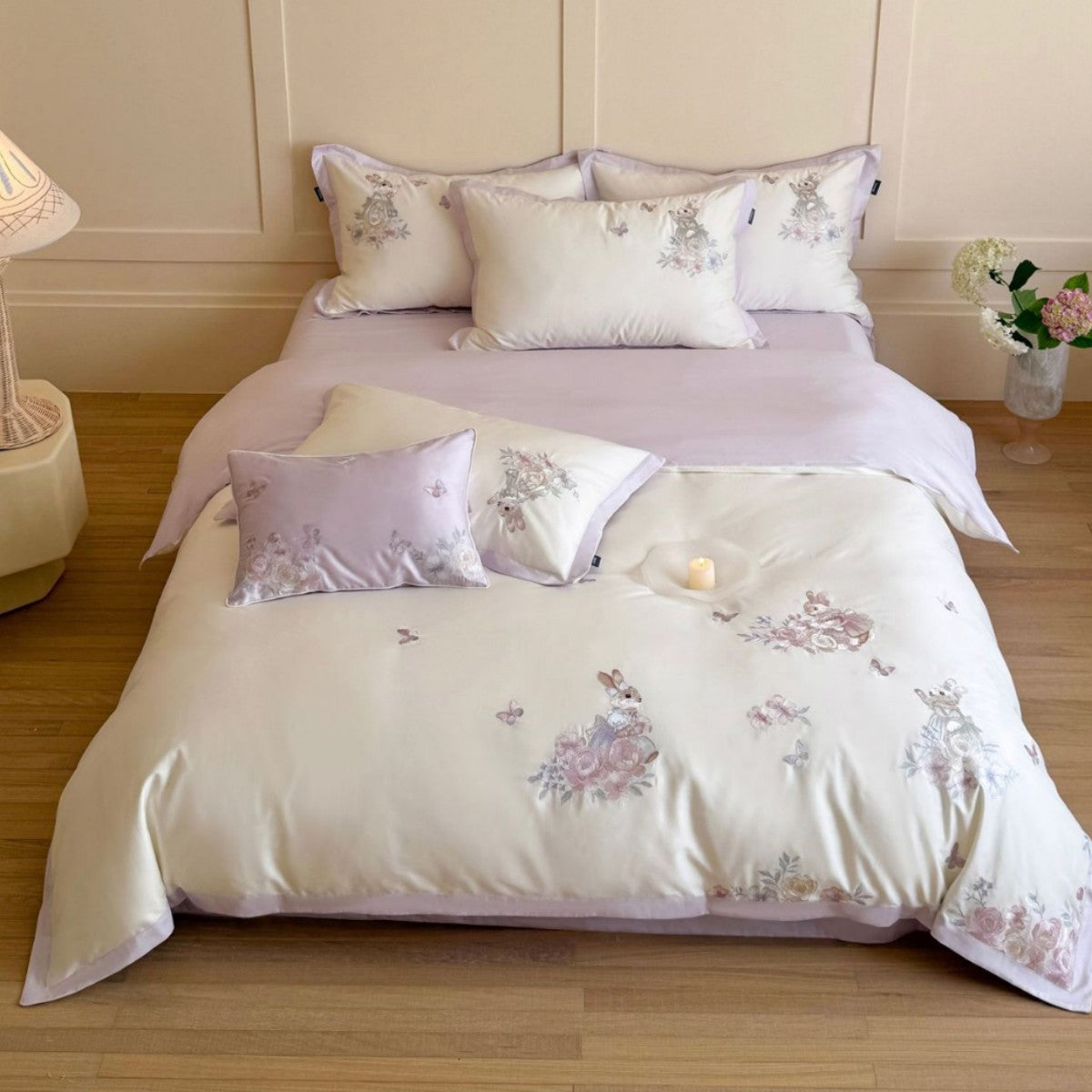 Bestickte Satin-Feel Bettbezug- und Kissenbezug-Set mit floralem Hase Applikation